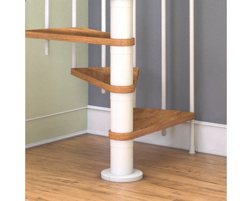 Detailansicht einer Wendeltreppe mit Holzstufen und weißem Geländer.