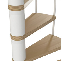 Detailansicht einer Wendeltreppe mit Holzstufen und weißem Geländer