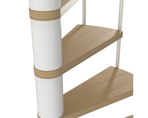 Detailansicht einer Wendeltreppe mit Holzstufen und weißem Geländer