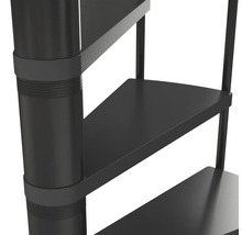 Detailansicht einer Wendeltreppe mit Metallstufen