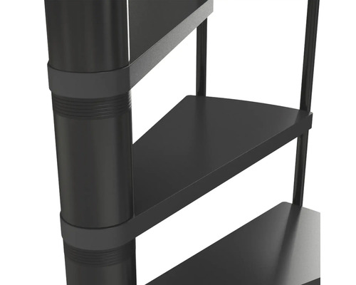 Detailansicht einer Wendeltreppe mit Metallstufen