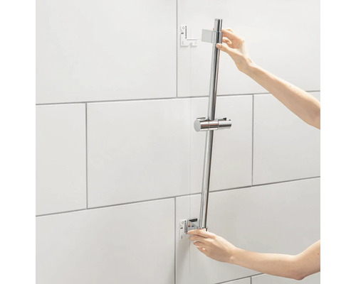 Installation einer Duschstange an einer gefliessten Wand im Badezimmer.