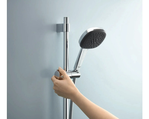 Duschstange mit Handbrause und Bedienung durch eine Hand