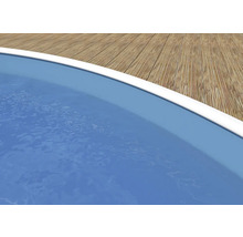 Detailansicht eines Pools mit Holzterrasse