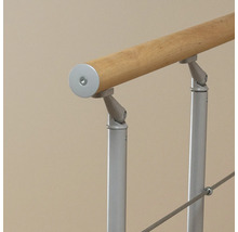 Detailaufnahme eines Treppengeländers mit Holzhandlauf und Metallpfosten