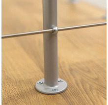 Detailansicht einer Treppe mit Metallgeländer und Holzstufen