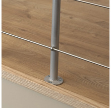 Detailansicht eines Geländerpfostens aus Metall mit horizontalen Edelstahlseilen an einer Treppe