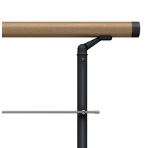 Detailansicht eines Treppengeländers mit Holzhandlauf und Metallpfosten