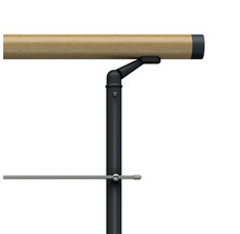 Detailansicht einer Treppe mit einem Handlauf aus Holz und einer Halterung aus Metall