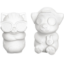Zwei unbemalte Figuren: eine Katze mit Sonnenbrille und ein Hund mit Mütze.