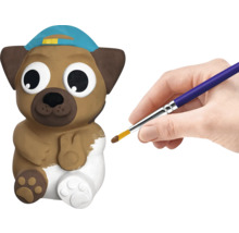 Bemalen einer Hundefigur mit Pinsel
