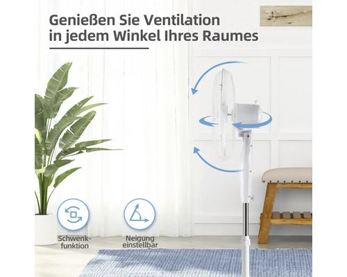 Weißer Standventilator mit Schwenkfunktion und einstellbarer Neigung in einem Wohnraum.