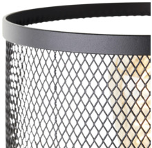 Detailansicht einer Lampe mit einem Schirm aus Metalldrahtgeflecht