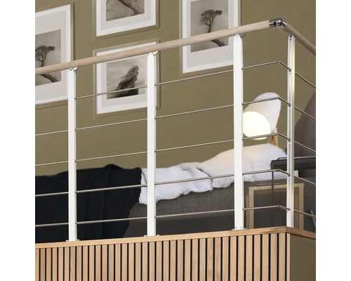 Geländer mit Holzhandlauf und Edelstahlseilen in einem modernen Wohnraum
