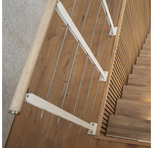Treppe mit Holzstufen und weißem Geländer