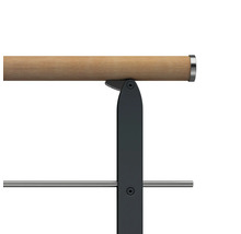 Detailansicht einer Holzstange mit Metallhalterung für eine Treppe