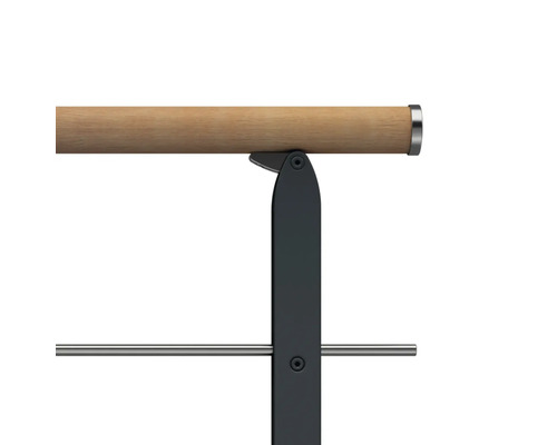 Detailansicht einer Holzstange mit Metallhalterung für eine Treppe