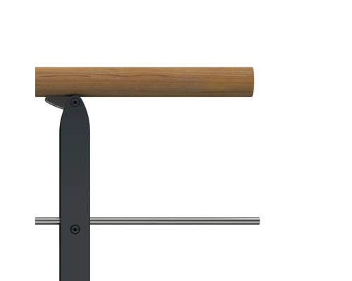 Detailaufnahme einer Handtuchstange mit Holzgriff und Metallrahmen