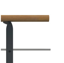 Detailansicht einer Handlaufhalterung mit Holzhandlauf und Metallelementen.