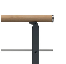 Detailansicht eines Kleiderständers mit Holzstange und Metallgestell