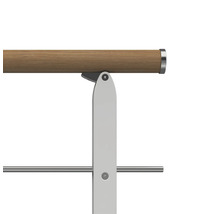 Detailansicht eines Geländers mit Holzhandlauf und Metallhalterung
