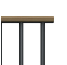 Detailansicht eines Geländers mit Holzhandlauf und Metallstäben