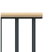 Detailansicht eines Treppengeländers mit Holzhandlauf und Metallstäben