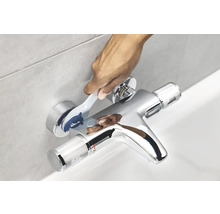 Aufputz-Thermostatarmatur im Badezimmer mit Hand