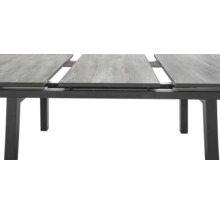 Ausziehbarer Gartentisch mit Metallgestell und Tischplatte in Holzoptik.