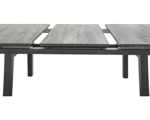 Ausziehbarer Gartentisch mit Metallgestell und Tischplatte in Holzoptik.