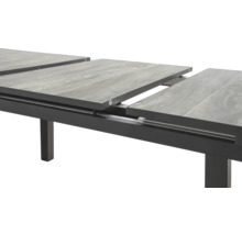 Ausziehbarer Gartentisch mit Tischplatten aus Steinzeug und Metallgestell