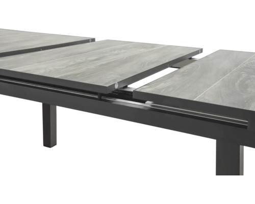 Ausziehbarer Gartentisch mit Tischplatten aus Steinzeug und Metallgestell