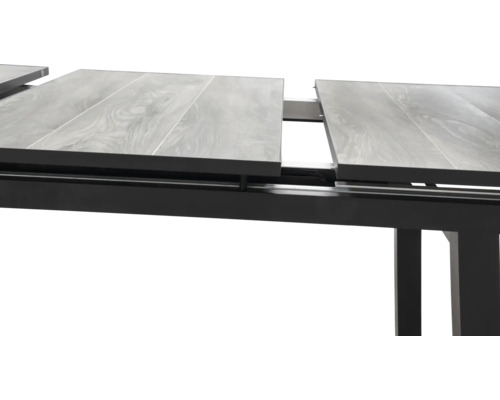 Detailansicht eines Ausziehtisches mit Tischplatte aus Holz