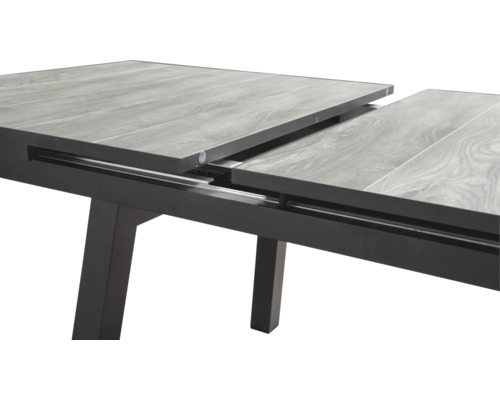 Ausziehbarer Gartentisch mit Tischplatte im Holzdesign