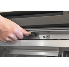 Detailansicht eines Insektenschutzfensters mit einem Bedienelement zur Regulierung des Insektenschutzes