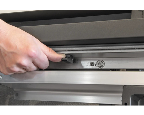 Detailansicht eines Insektenschutzfensters mit einem Bedienelement zur Regulierung des Insektenschutzes