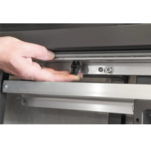 Detailaufnahme der Montage einer Fensterverriegelung am Fensterrahmen.