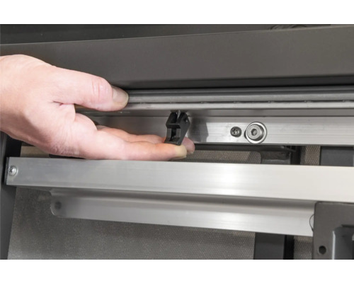 Detailaufnahme der Montage einer Fensterverriegelung am Fensterrahmen.