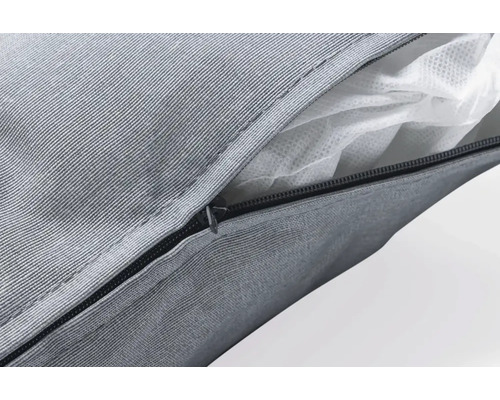 Detailansicht eines grauen Kissens mit Reißverschluss