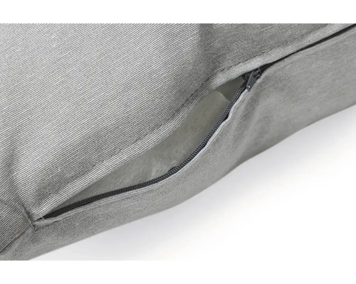 Detailaufnahme eines grauen Kissens mit Reißverschluss