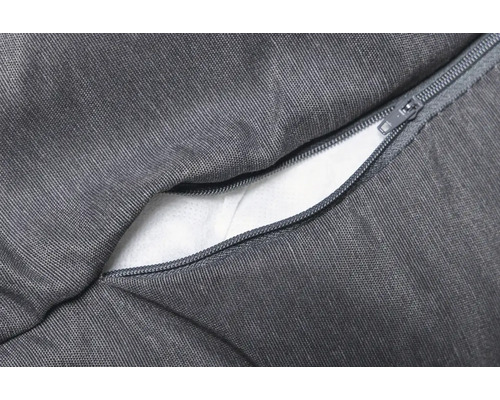 Detailansicht eines grauen Kissens mit Reißverschluss