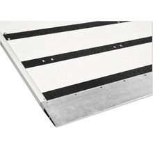 Detailansicht einer Rampe mit Anti-Rutsch-Streifen und Aluminiumkante