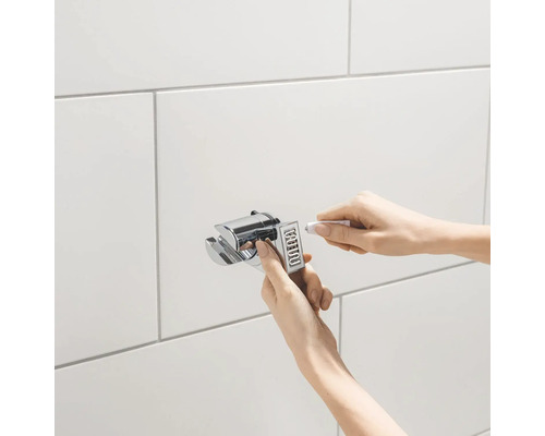 Montage einer Duschhalterung an der Wand