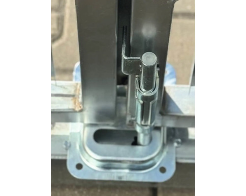 Detailansicht eines Torriegels aus Metall