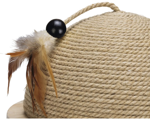 Katzenkratzbaum Detailansicht mit Seil, Feder und Spielzeug