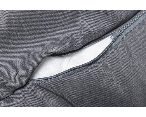 Detailansicht eines grauen Kissenbezugs mit Reißverschluss