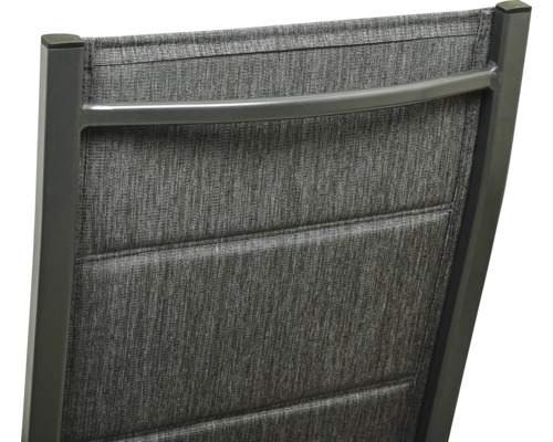 Detailansicht der Rückenlehne eines Gartenstuhls mit Textilbespannung und Metallrahmen.