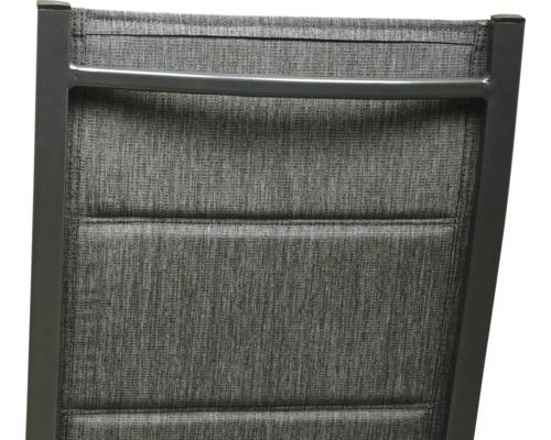 Detailansicht der Rückenlehne eines Gartenstuhls mit Textilbespannung und Metallrahmen