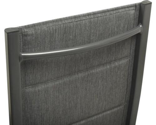 Detailansicht der Rückenlehne eines Stuhls mit Metallrahmen und Stoffbezug