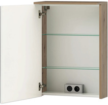 Geöffneter Spiegelschrank mit zwei Glasböden und Steckdosenelement